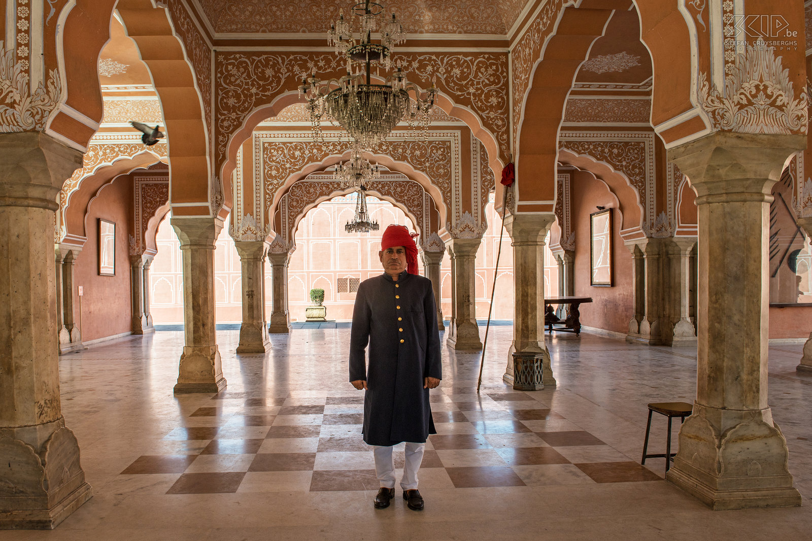 Jaipur - City palace Jaipur is één van de mooiste steden van Rajasthan, die met haar schitterende paleizen, forten en tempels de weelde van de maharadja uitdrukt. De bijnaam van de stad is 'The Pink City'. Eén van de publiekstrekkers van Jaipur is het City Palace. Dit paleis is voor een deel museum en voor een deel het privé-verblijf van de koninklijke familie van Jaipur, de Maharaja en zijn familie. Stefan Cruysberghs